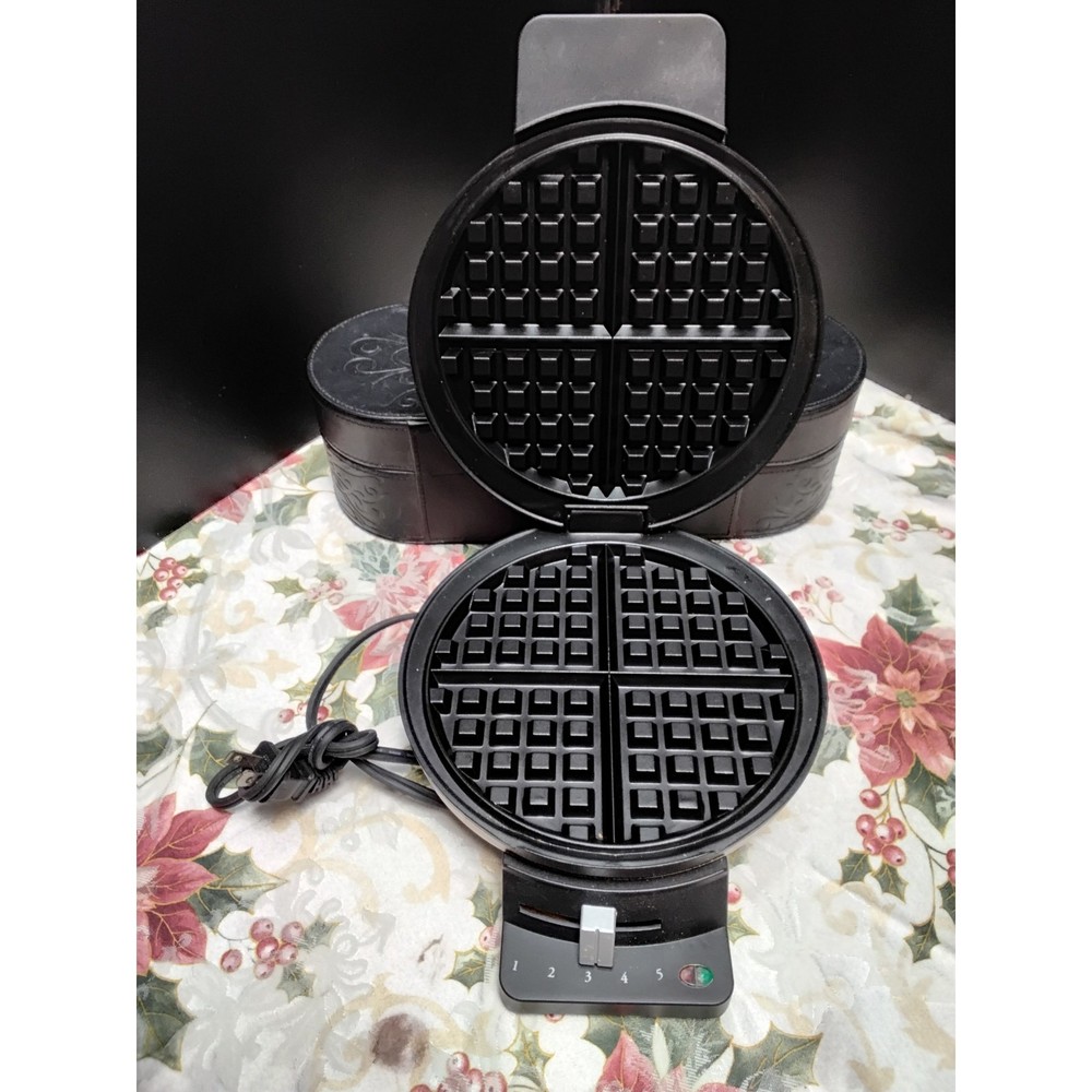 Cuisinart Waffle Maker model WMR-CA Round Classic design Breakfast