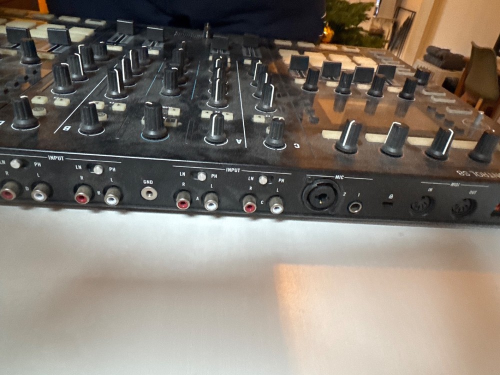 Native Instruments Traktor Kontrol S8 DJ Controller