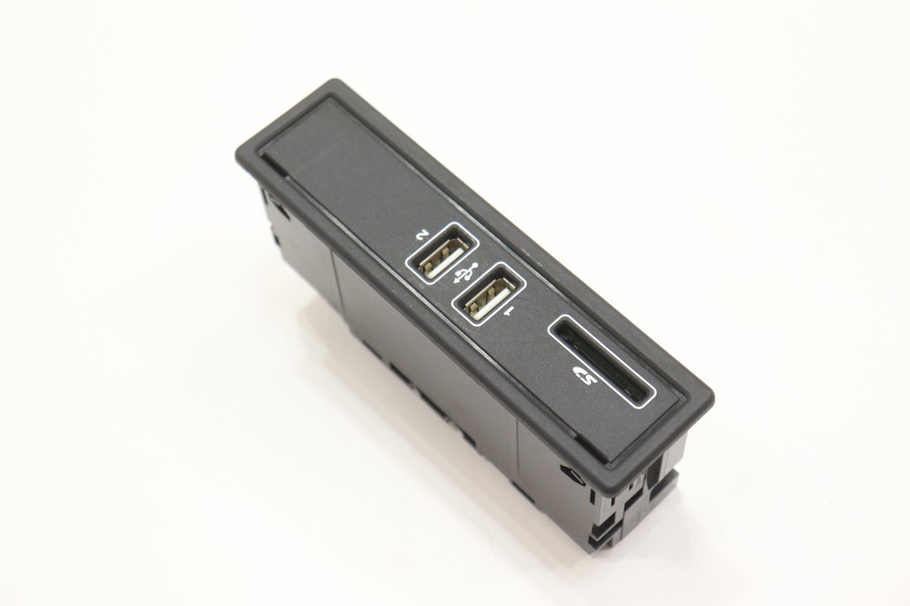 2015 - 2019 MERCEDES C300 W205 USB REPEATER SOCKET CONTROL MODULE OEM