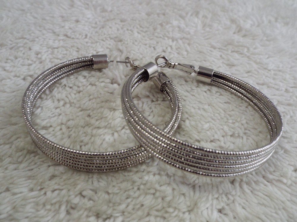 Silvertone Hoop Pierced Earrings (G19)