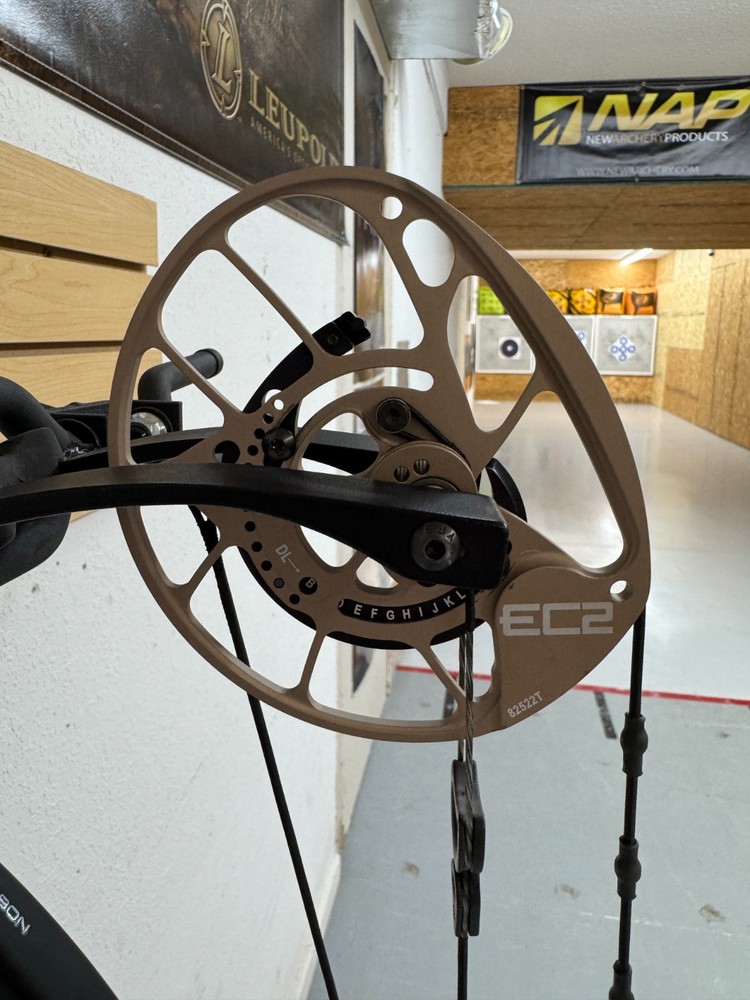 PSE Mach 30 DS EC2 RH 70lbs Black and Bronze Compound Bow