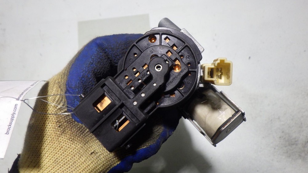 05 MAZDA 3 Ignition W/Key