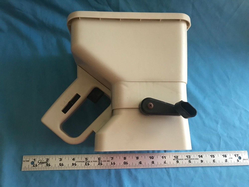 Pre-Owned Republic EZ Crank Handheld Hand Spreader for Seed & Fertilizer