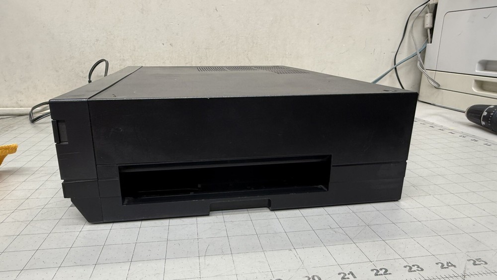 HITACHI VT-TU98A PORTADECK VIDEO SYSTEM TUNER ONLY POWERS ON - REST UNTESTED 🔥