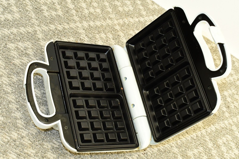 Toastmaster Easy Clean Waffle Baker - TWB2WREG - White, Working