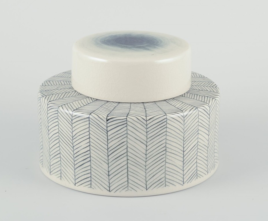 Mimou, large stoneware jar with lid. Decorated with geometric pattern.