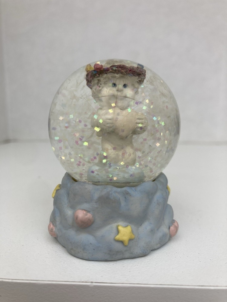 Angel with heart Snow Globe