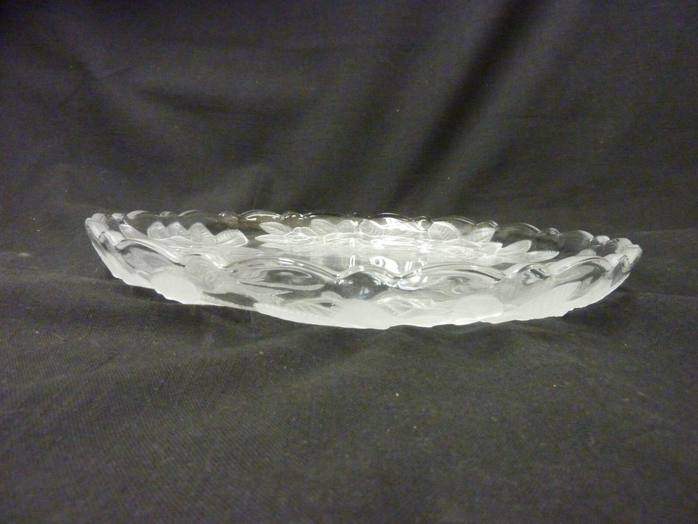 STUDIO NOVA WINTER ROSE PATTERN ROUND CRYSTAL PLATTER 14" DIAMETER NIOB