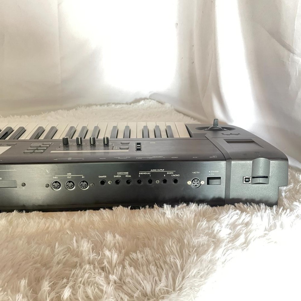 KORG TR76 Synthesizer