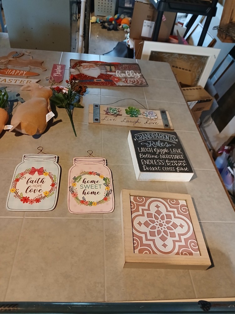 32 Piece Miscellaneous Holiday Decor