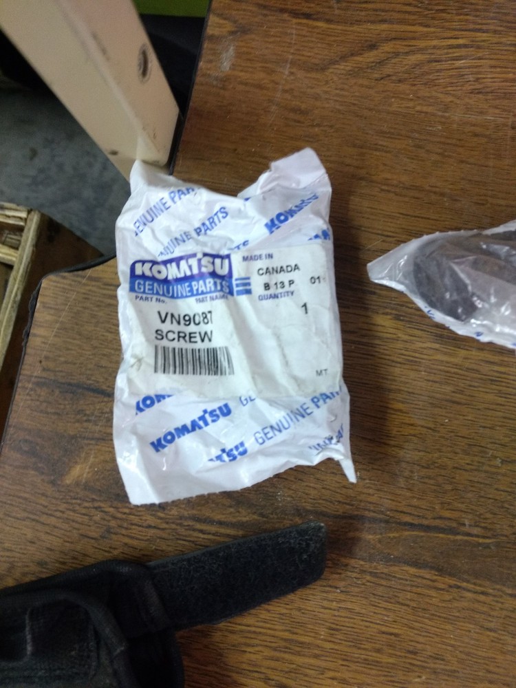 Komatsu  VN9087 Screw