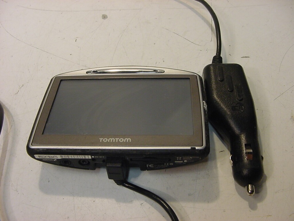 TOMTOM GPS NAVIGATION WITH CORD