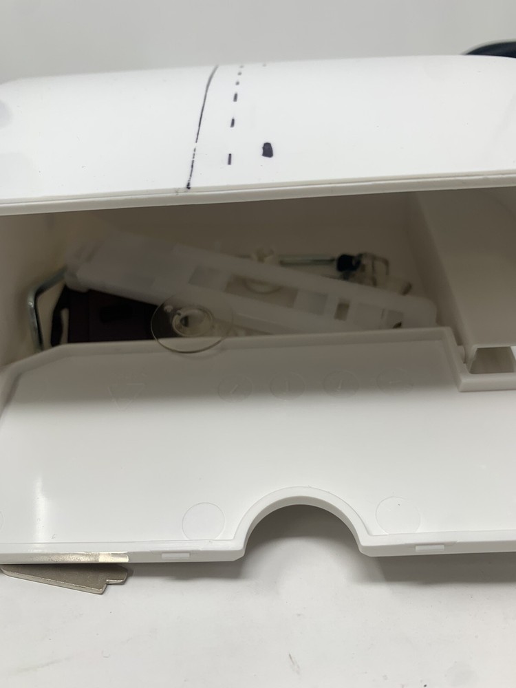 Singer Simple 3232 Sewing Machine with box