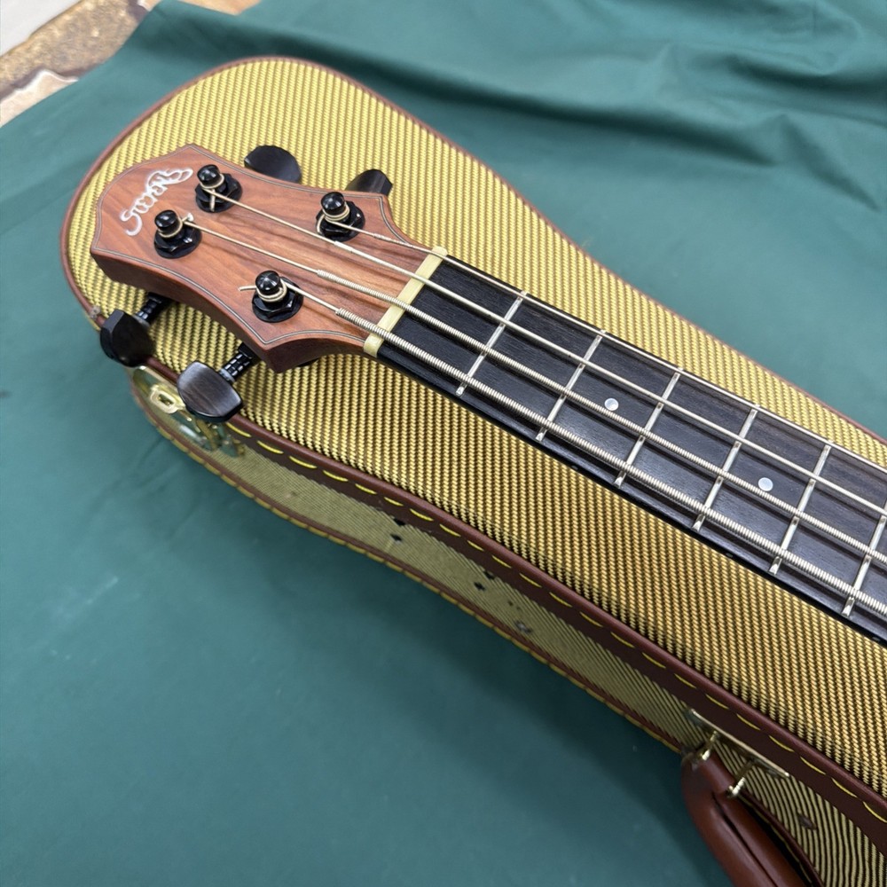 Stevens ukulele bass. UB-082 With Case