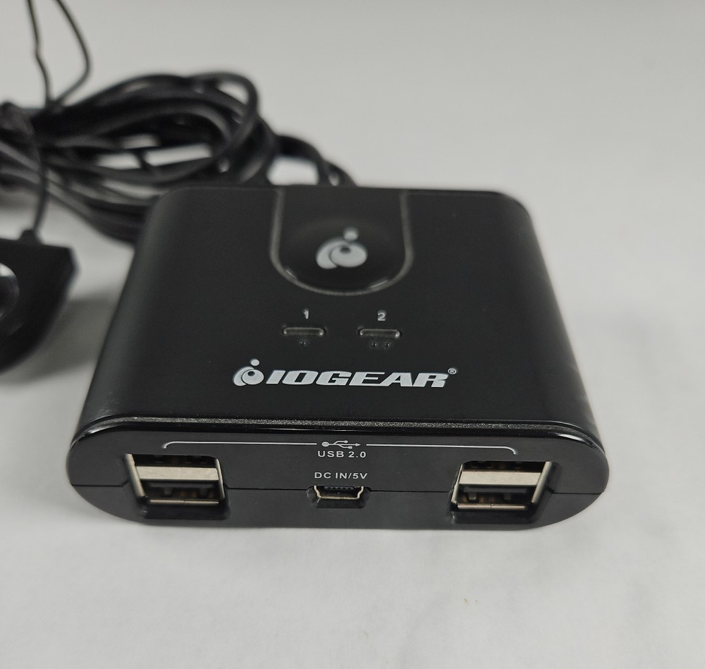 IOGEAR GUS402 2x4 USB 2.0 Peripheral Sharing Switch