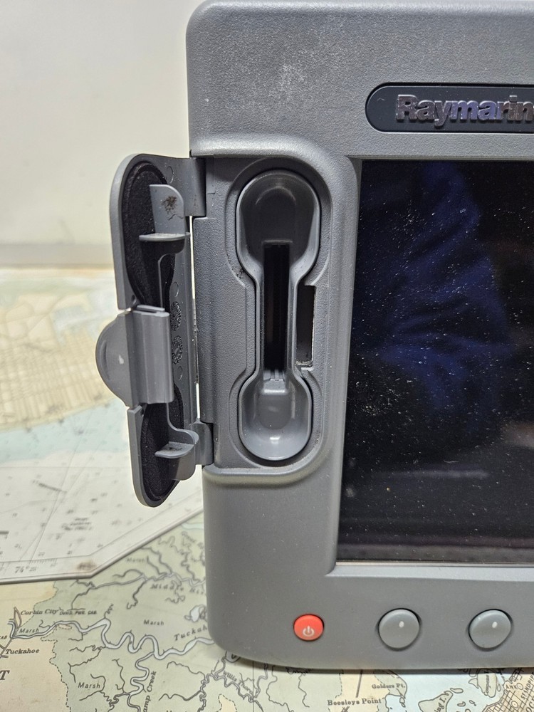 Raymarine C80 Chartplotter, GPS, Fishfinder, Radar w/ Sun Cover