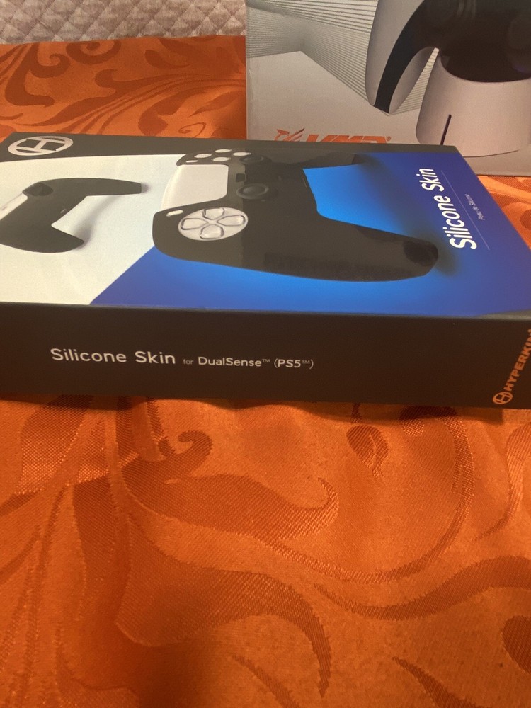 PS5 CONTROLLERS CHARGING STATION & ONE CONTROLLER SKIN