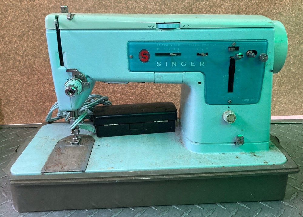 Vintage Singer Sewing Machine W/ Pedal