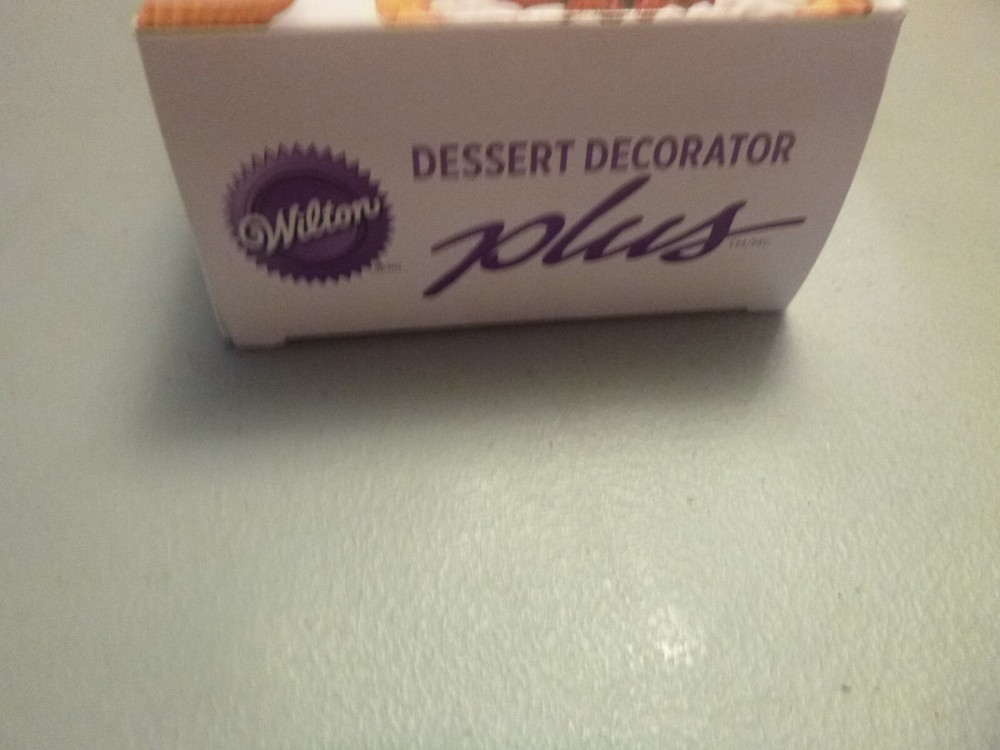 Wilton Dessert Decorator Plus with 5 icing Tips & 2 Tip Couplers NEW!!