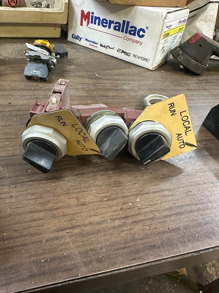 SIEMENS P30CB11 2 POSITION SWITCH  B150