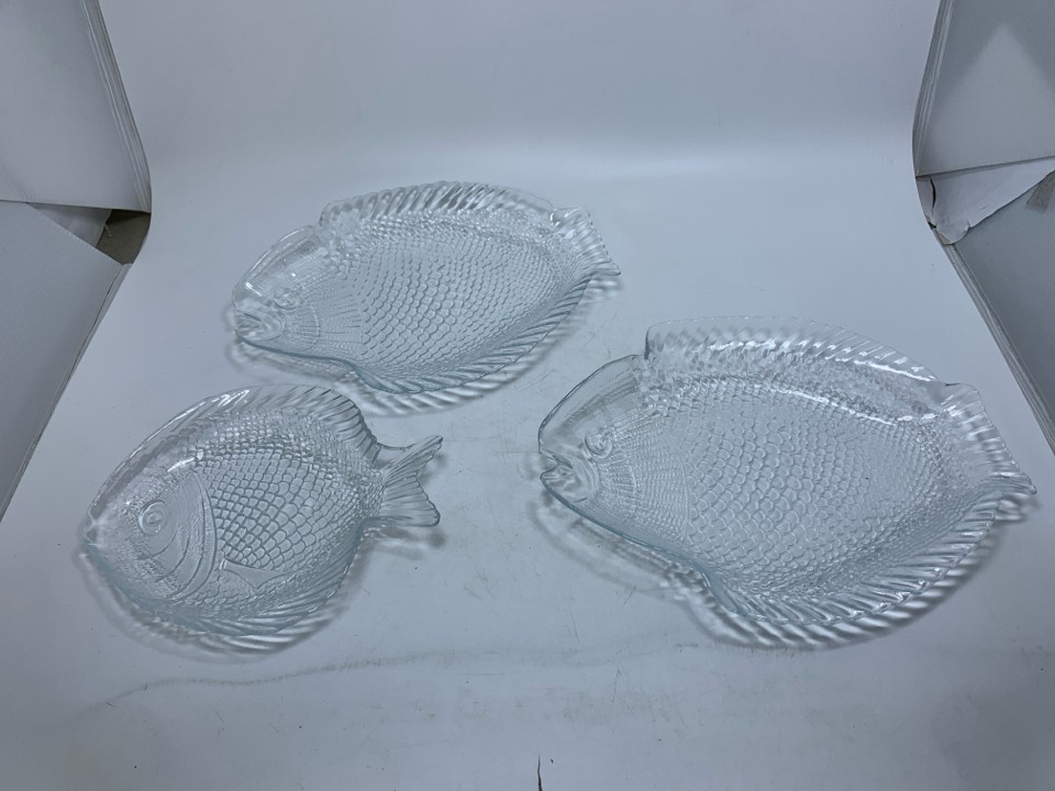 3 PC CLEAR GLASS TEXTURE FISH SHAPED PLATES.