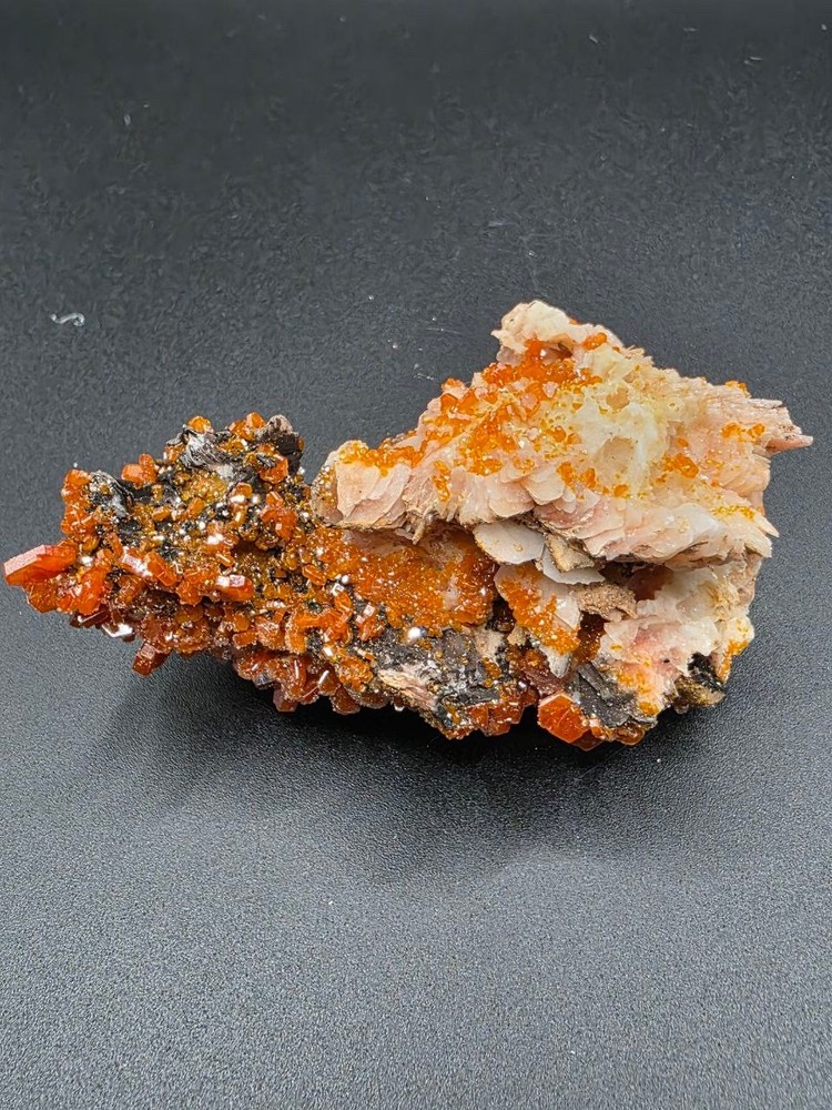 Vanadinite on Baryte with Manganese 112g