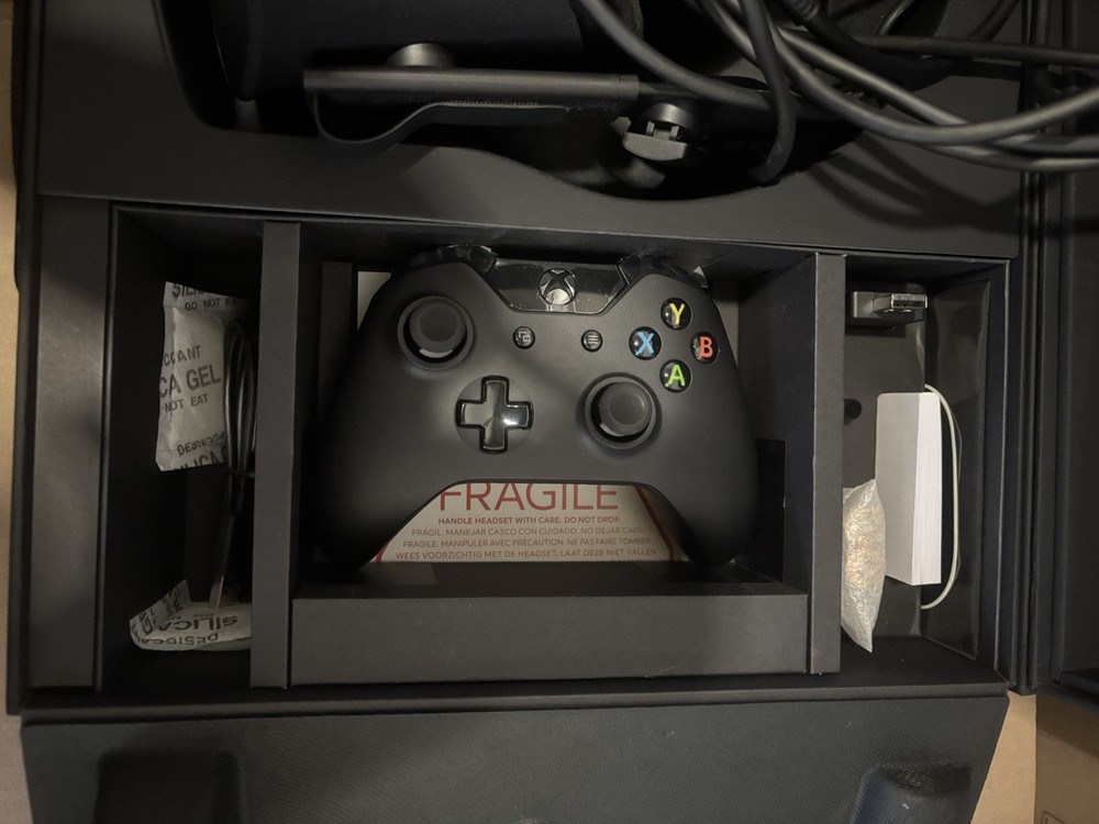 Oculus Rift VR Headset w/ Accessories & Xbox Controller –Untested