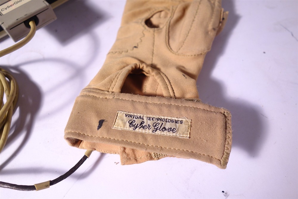 Virtual Technologies Cyber Glove Vintage Interface SGI IRIS Immersion Reality