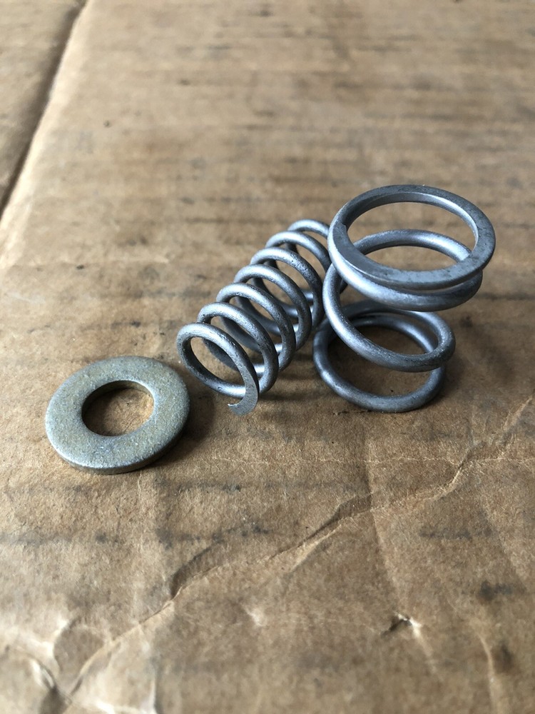 HURST 4 Spd Reverse Detent and Handle Compression Springs #3723 & 3724