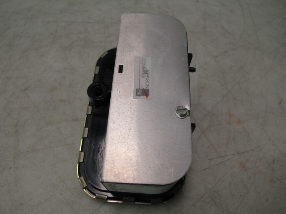 NEW JOHNSON CONTROLS P32AF-1C SENSITIVE DIFFERNTIAL PRESSURE SWITCH