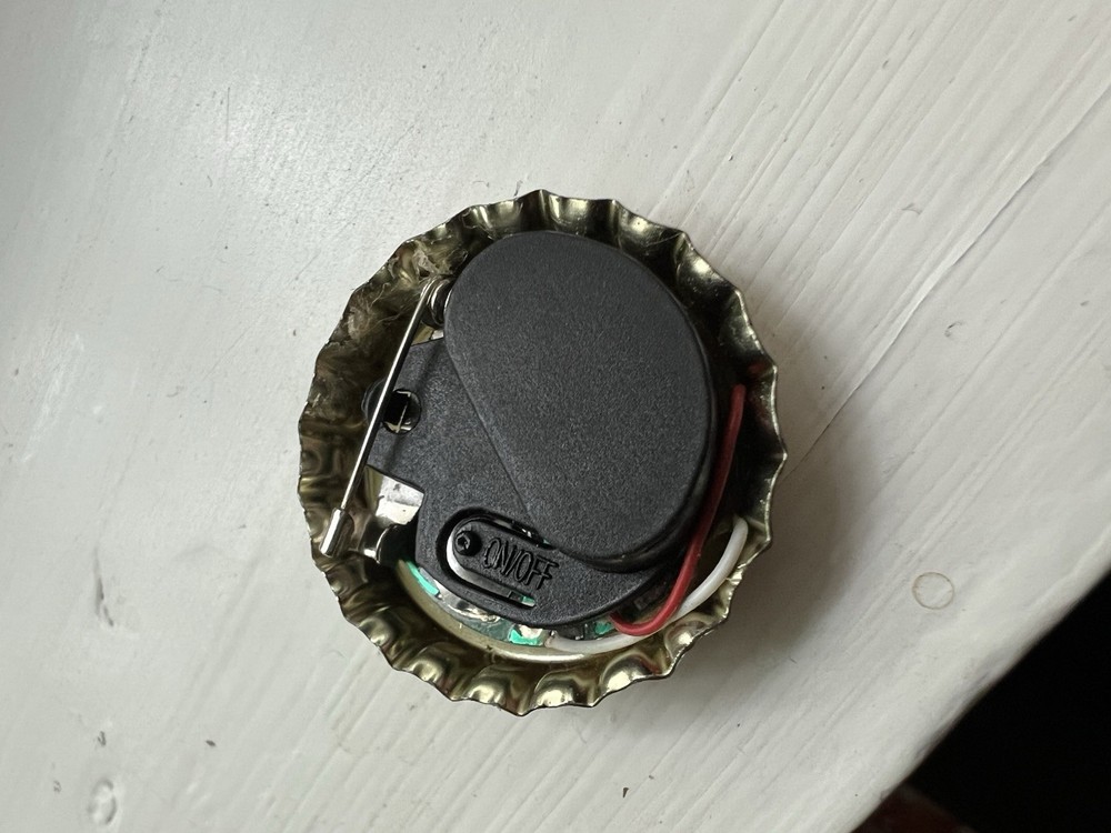 Beer Pin - 2001 Budweiser Bottlecap Flasher Pin