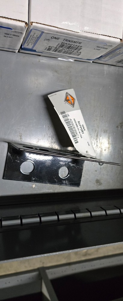GENUINE NEW OEM INTERNATIONAL TRAILER SOCKET SUPPORT BRACKET 4090699C1