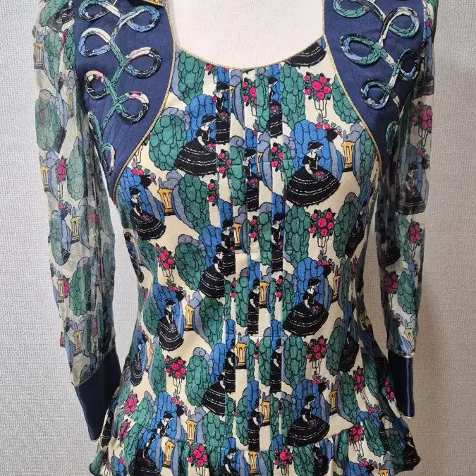 A-9 Renibon 7-Bus Blouse