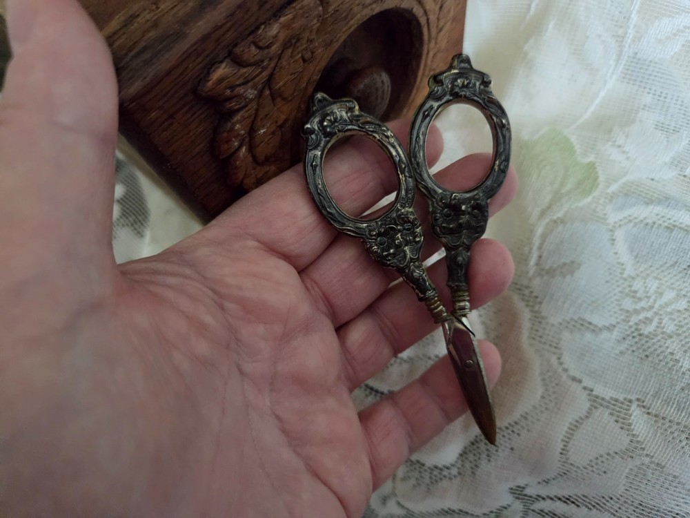 Antiuqe Scissors Sewing with Floral Pattern on Handle