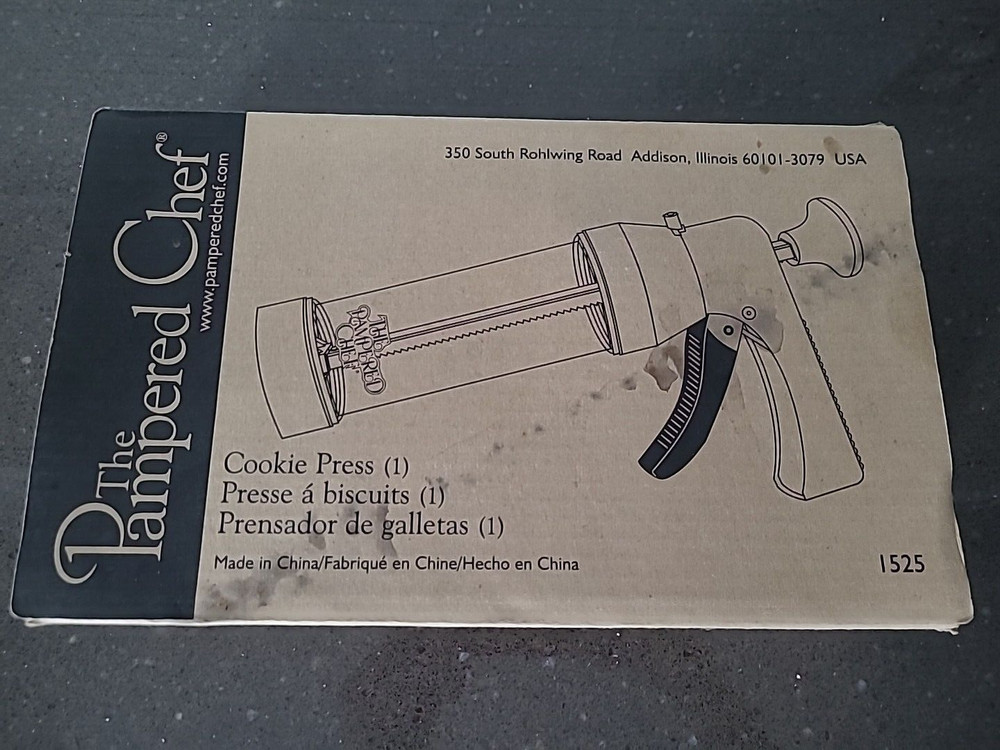 The Pampered Chef 1525 Cookie Press with 16 Discs - White