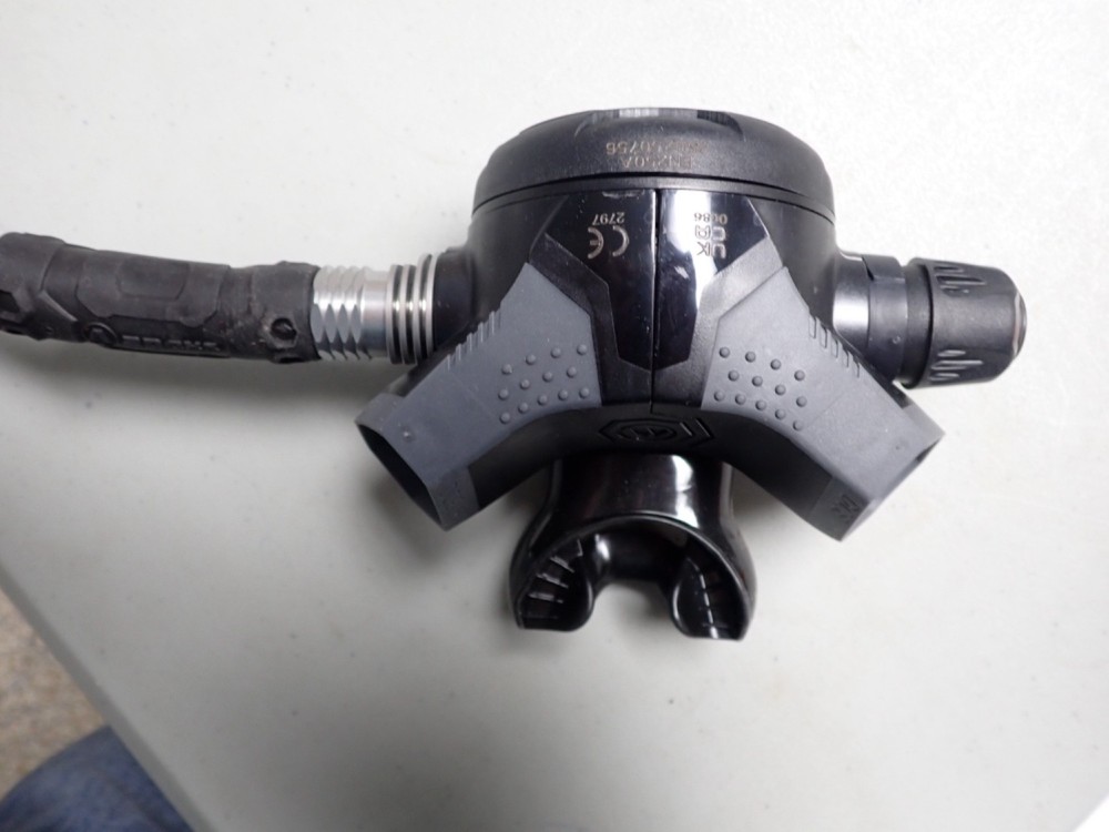 Apeks EVX 200 Regulator, Yoke