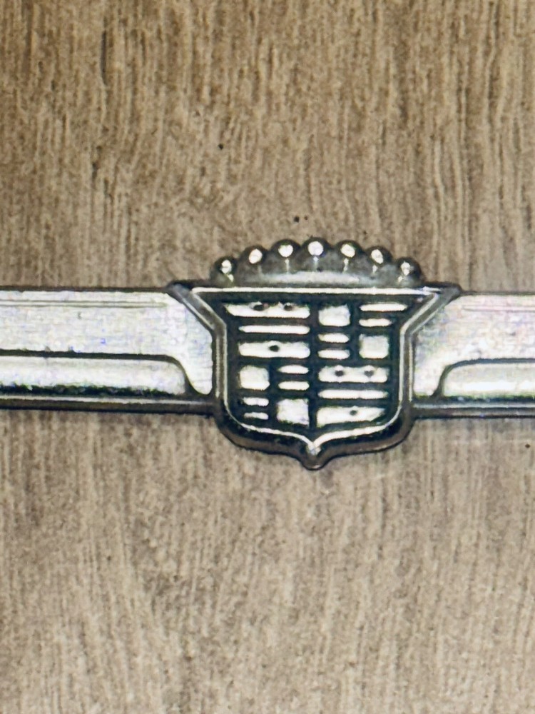 CADILLAC VARIOUS MODELS CIRCA '80S Silver EMBLEM GM 16502499