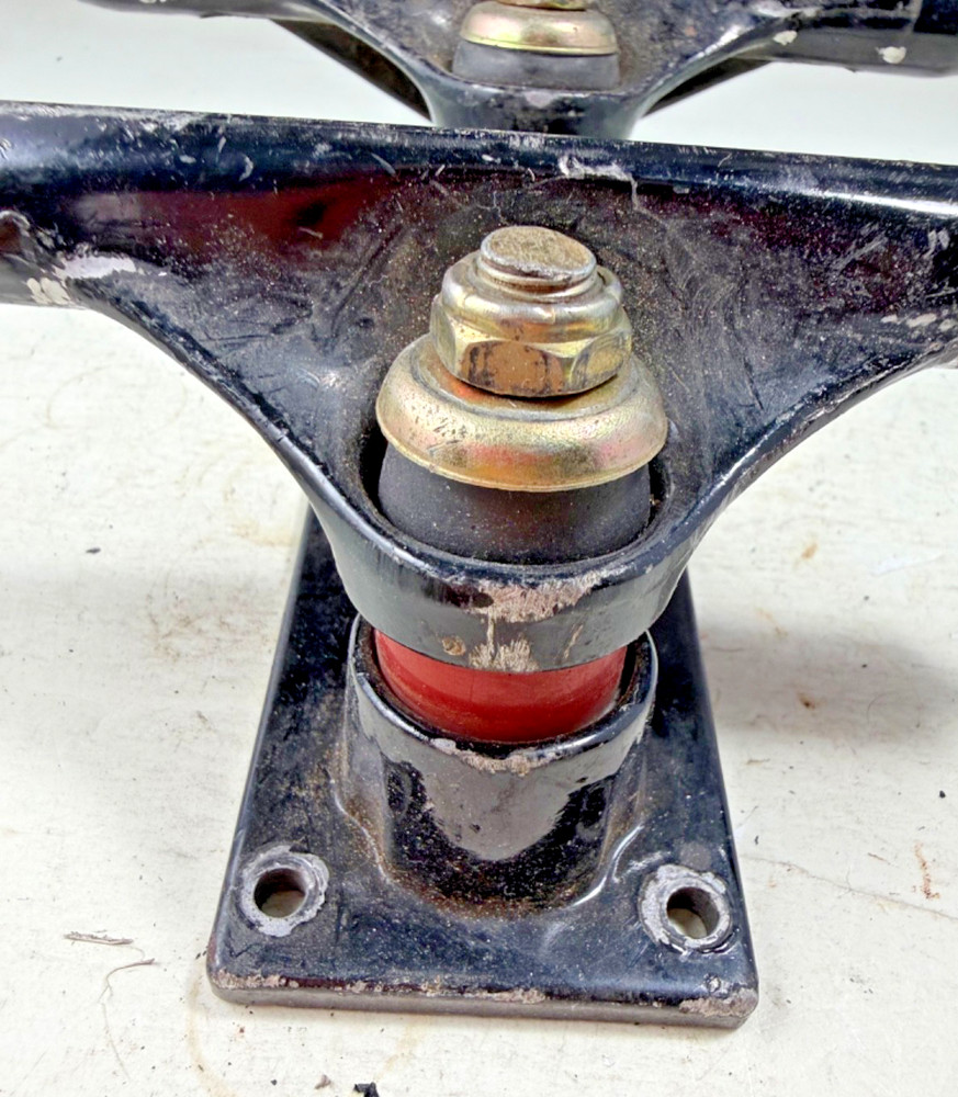 1980s Vintage Suregrip 900 trucks
