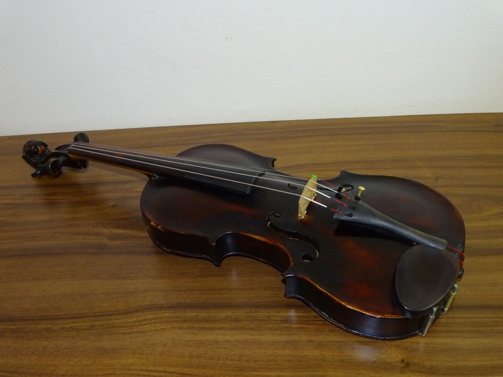 VIOLIN WITH LION HEAD - labelled JACOBUS STAINER (Nr. 522)