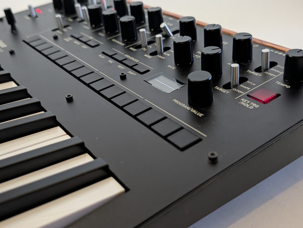 KORG Monologue Mono 25 Key 16 Step Sequencer Synth - WITH DECKSAVER! - CLEAN!