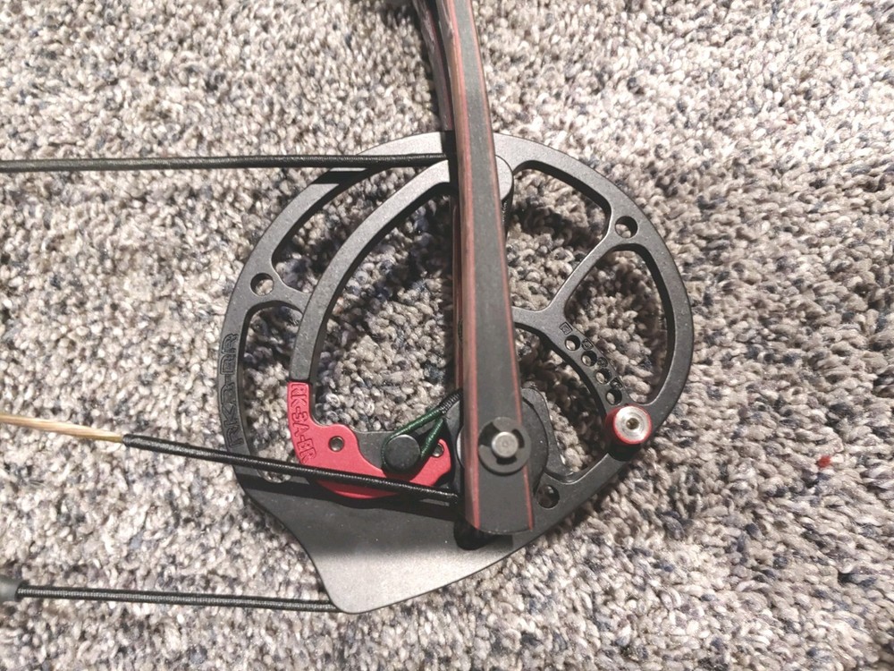 Hoyt Vector 32 RH Compound Bow Package 28in 60lbs.