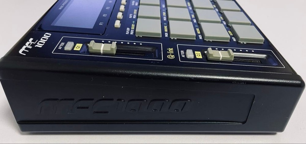 AKAI MPC1000 Black Sequencer Sampler Drum Machine Japan