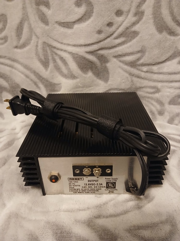 Micronta Regulated 12 Volt Power Supply #22-124 13.8VDC-2.5A Tested