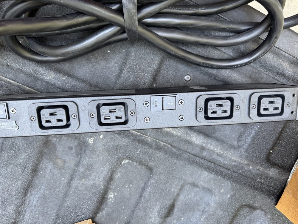 APC Basic Rack PDU Model AP9570