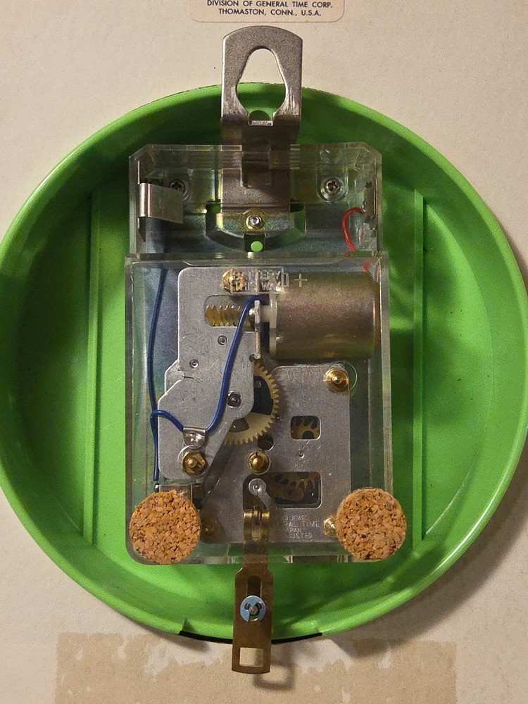 Vintage 70s Seth Thomas Electric Retro Lime 10" Plastic Walk Clock