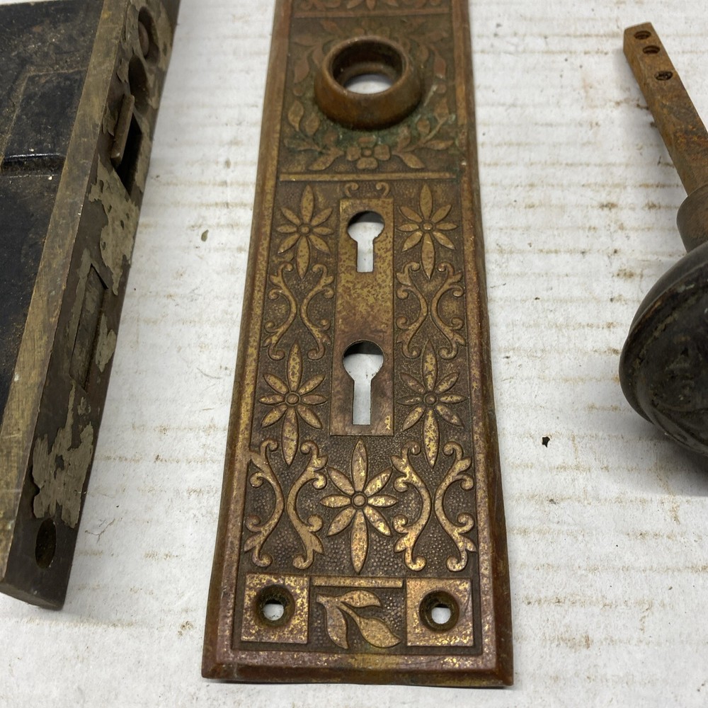 Antique Victorian Door Knobs & Lock Leaf Pattern TP-02