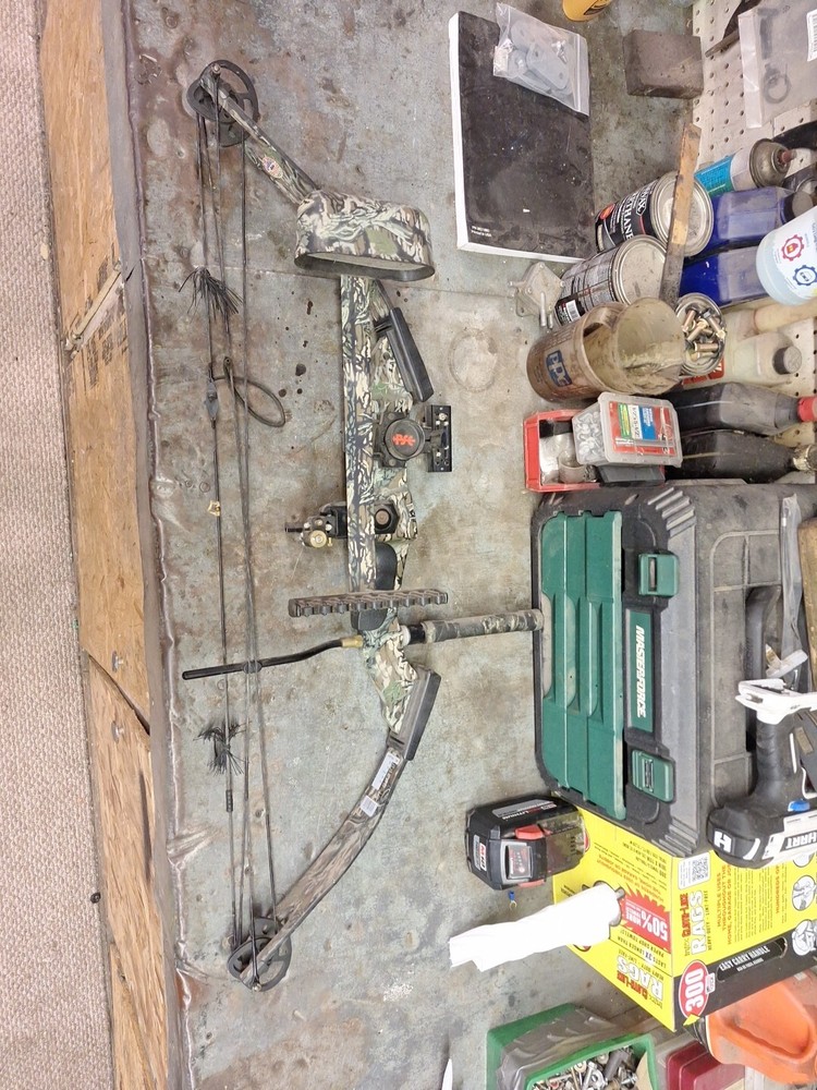 PSE Fast Flight Compound Bow