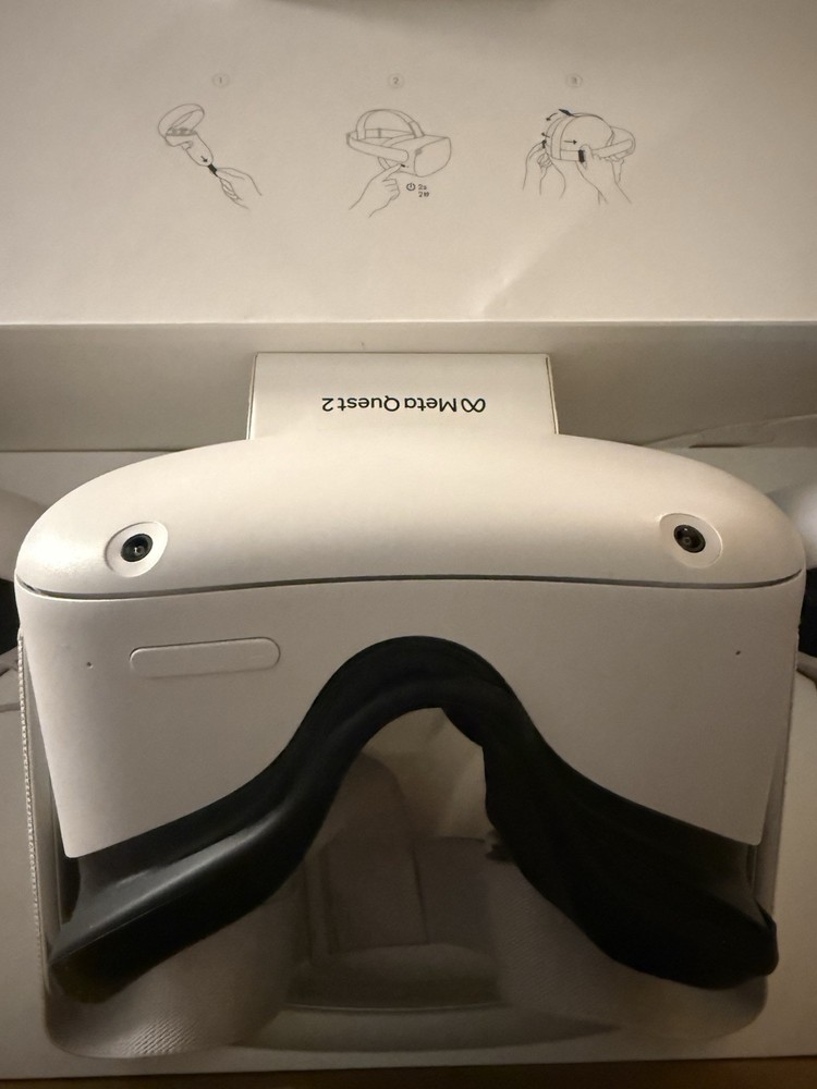 Oculus Quest 2 Virtual Reality Headset White with Controllers Powers on, Tested