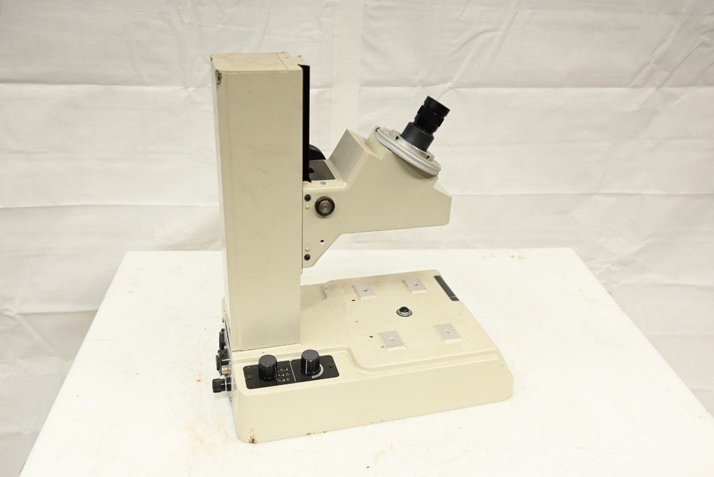 Mitutoyo 176-811A Toolmakers Microscope