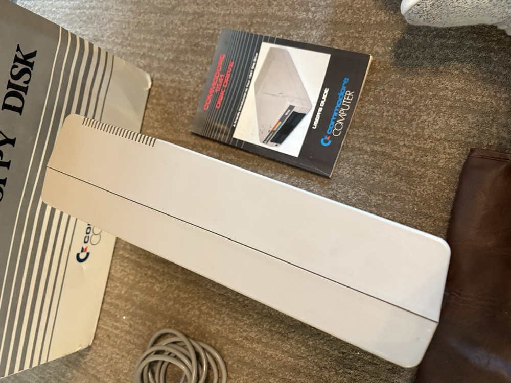 Commodore 1541 Disk Drive Fully tested, cleaned and working Cables & Cover, Box